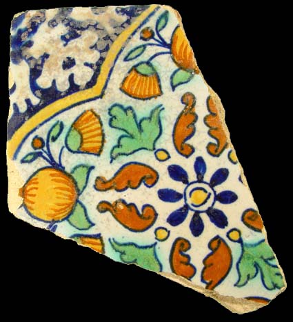 Fragment van een zogeheten 'Pompadour' wandtegel, in 2003 gevonden aan de Varkenmarkt.