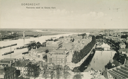 Panorama vanaf de Grote Kerk omstreeks 1905 met zicht op o.a. de Blauwpoort, Hoge Nieuwstraat, Nieuwe Haven en Lange IJzerenbrug.