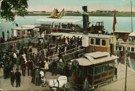 Het Groothoofd rond 1900 met de aanlegplaats voor schepen van Fop Smit & Co. Op de paardentram een reclame van het Oranjehotel.