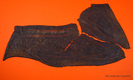 Fragment van een beschilderde leren schoen uit de 14e eeuw. Gevonden in 1995 aan de Wijnstraat.
