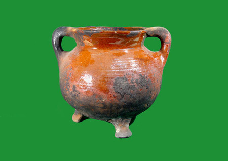 Originele grape met haakoren (14e eeuw) van rood aardewerk. Gevonden op het Statenplein in 1997.
