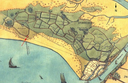 Uitsnede uit de kaart van Jansz Indervelde (1592). Bei de rode pijl een huisterp, nu Vissersdijk 38.