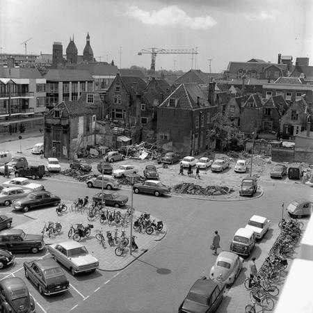 Dordrecht in 1967. Statenplein en Sarisgang. De huizen aan de Nieuwe Lampetsteeg moesten allemaal wijken voor het Statenplein. 