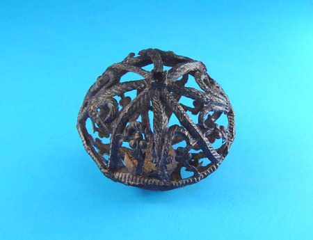 15e eeuwse rammelaar van lood/tin, in 1997 gevonden op het Statenplein.