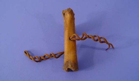 Snorrebotje: (kinder)speelgoed gemaakt van een middenhandsbeentje uit het varkensskelet.