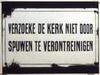 Verbodsbordje m.b.t. spuwen in de kerk (als gevolg van roken/pruimtabak)