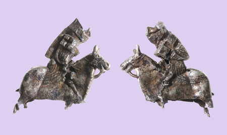 (Kruis)ridder te paard van zilvertin, gevonden op de Grote Markt in Dordrecht, begin 2005.